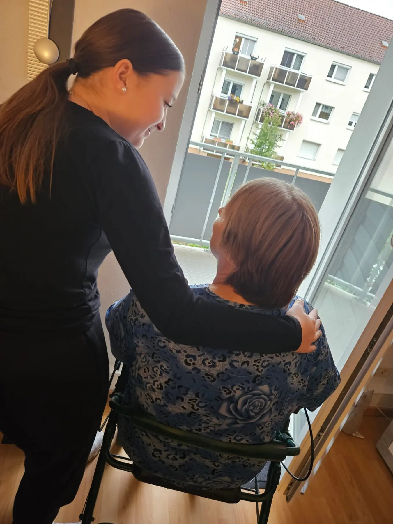 Pflegeteam Sonnenschein, Krankenschwester, die sich um eine alte Frau kümmert