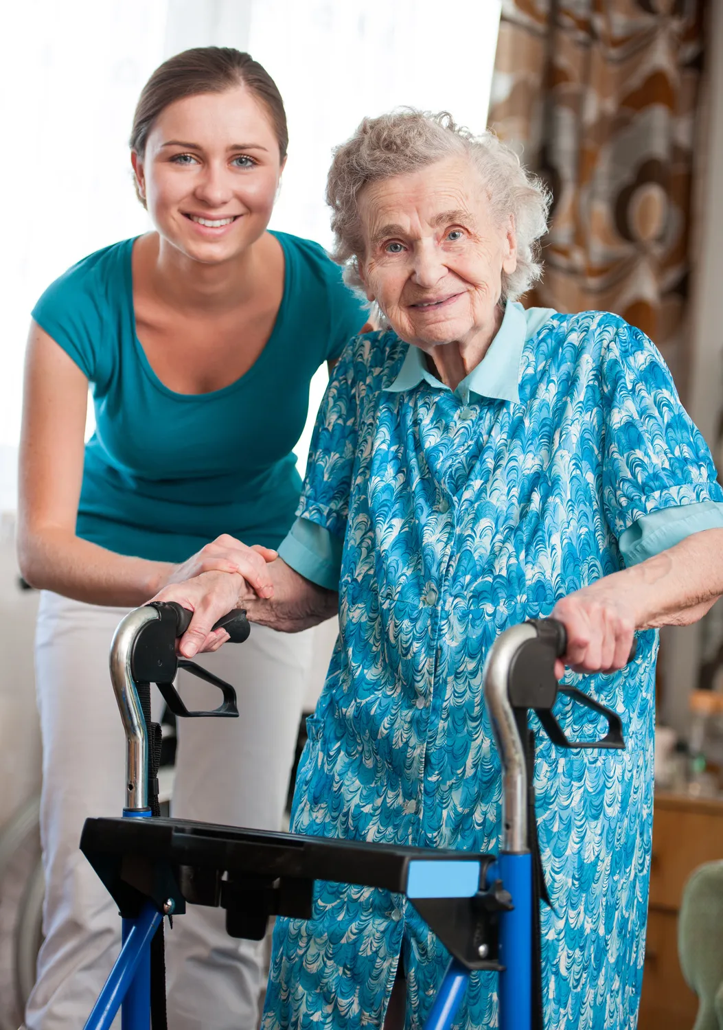 Seniorin mit Hauspflegerin